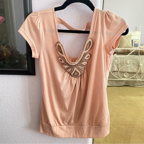 Women’s Light Peach Beaded Embellished Short Sleeve Top Size Medium - Picture 2 of 7